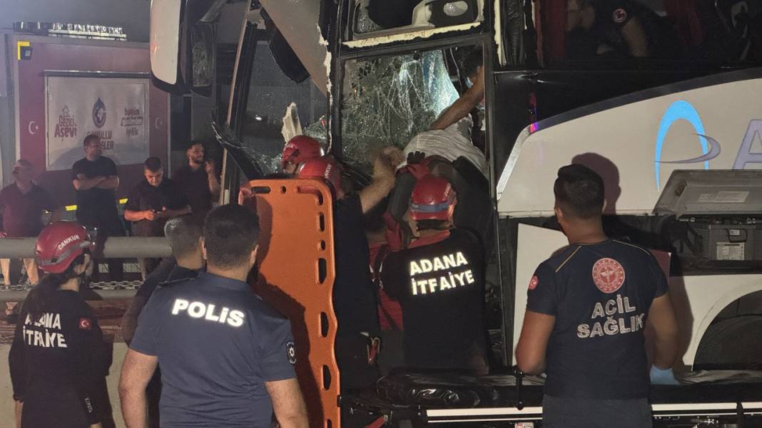Yolcu otobüsü kaza yaptı! 35 kişi taşıyordu 1